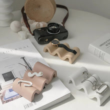 Load image into Gallery viewer, Wavy concrete soap holder
