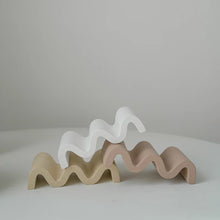 Load image into Gallery viewer, Wavy concrete soap holder
